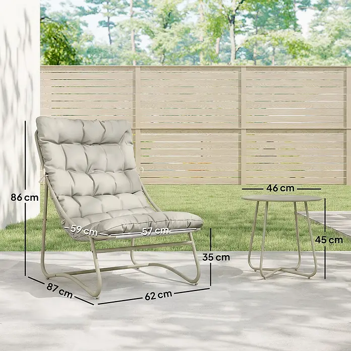 Outsunny Loungemöbel-Set - Hellgrau - Beiger Outdoor-Lounge-Sessel (H86xW62xD87 cm) und runder Beistelltisch (H45xØ46 cm) auf einer Terrasse.