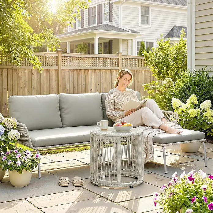 Outsunny Loungemöbel-Set mit Tisch - 3 -tlg., PE-Rattan, Hellgrau - Entspannung auf hellgrauem gepolstertem Outdoor-Sofa und Chaiselongue mit rundem Beistelltisch.