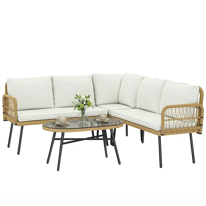 Outsunny Loungemöbel-Set - 4 -tlg., PE-Rattan, Cremeweiß - Hellbraunes Rattan-Ecksofa für den Außenbereich mit weißen Kissen und passendem ovalen Couchtisch mit Glasplatte und schwarzen Beinen.