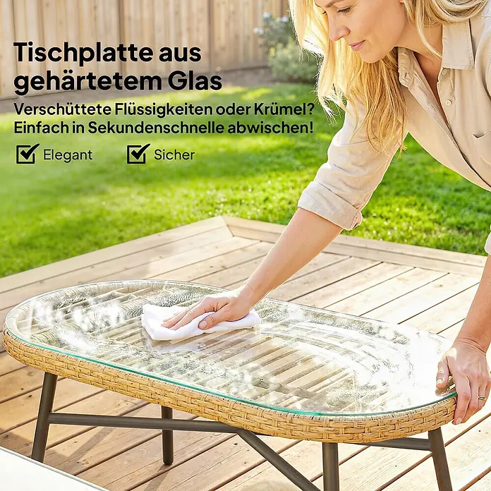 Outsunny Loungemöbel-Set - 4 -tlg., PE-Rattan, Cremeweiß - Eine Frau wischt einen Rattan-Gartentisch mit gehärteter Glasplatte ab, was die einfache Reinigung hervorhebt. Elegant und sicher.