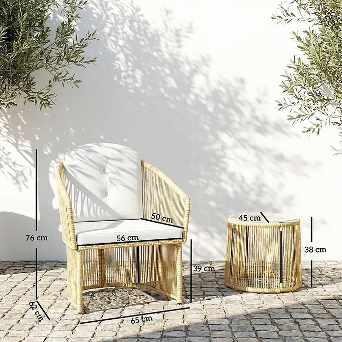 Outsunny Loungemöbel-Set - Galvanisierter Stahl, PE-Rattan, Cremeweiß - Sessel aus Naturrattan für den Außenbereich (76x65x62 cm) mit weißen Kissen und passendem Beistelltisch (38x45 cm) auf einer Steinterrasse.