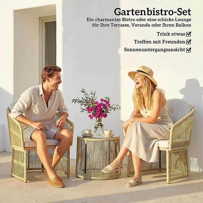 Outsunny Loungemöbel-Set - Galvanisierter Stahl, PE-Rattan, Cremeweiß - Ein Paar entspannt auf einem hellen Rattan-Gartenbistro-Set mit Stühlen und einem kleinen Tisch, genießt Getränke und Gespräche im Freien.