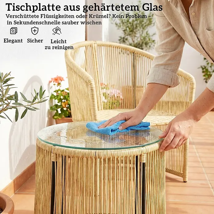 Outsunny Loungemöbel-Set - Galvanisierter Stahl, PE-Rattan, Cremeweiß - Runder Gartentisch mit Glasplatte und Rattan-Gestell wird von einer Hand mit blauem Tuch abgewischt.