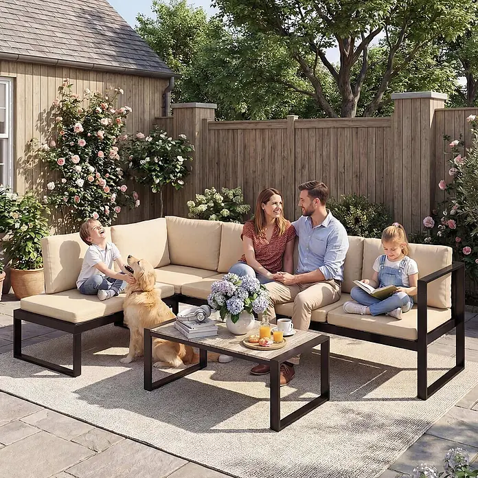 Outsunny Loungemöbel-Set - Khaki - Eine Outdoor-L-förmige Sektionscouch mit dunklem Metallrahmen und hellbeigen Kissen, dazu ein passender Couchtisch mit Holzoptikplatte, auf dem eine Familie entspannt.