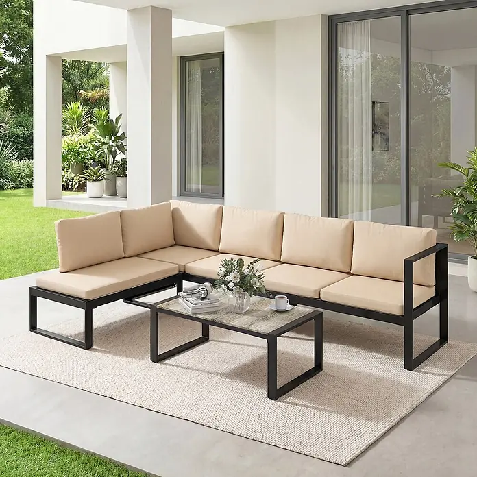 Outsunny Loungemöbel-Set - Khaki - Outdoor-Sitzgruppe mit schwarzem Rahmen, beigen Kissen und Couchtisch auf einem Terrassenteppich.