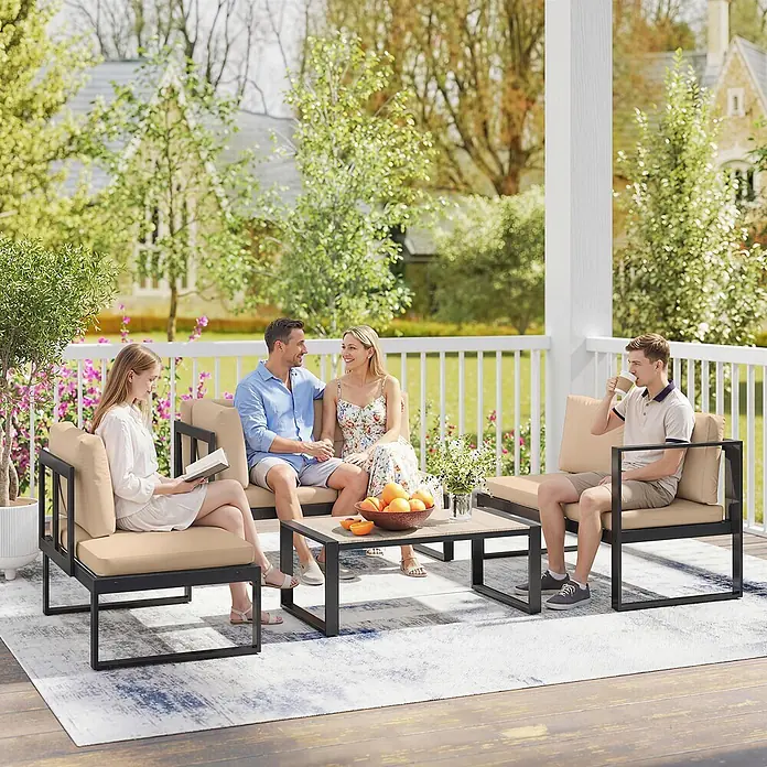 Outsunny Loungemöbel-Set - Khaki - Outdoor-Terrassenmöbelset mit schwarzen Metallrahmen, beigefarbenen Kissen und einem Couchtisch in heller Holzoptik, zum Entspannen und Sozialisieren genutzt.