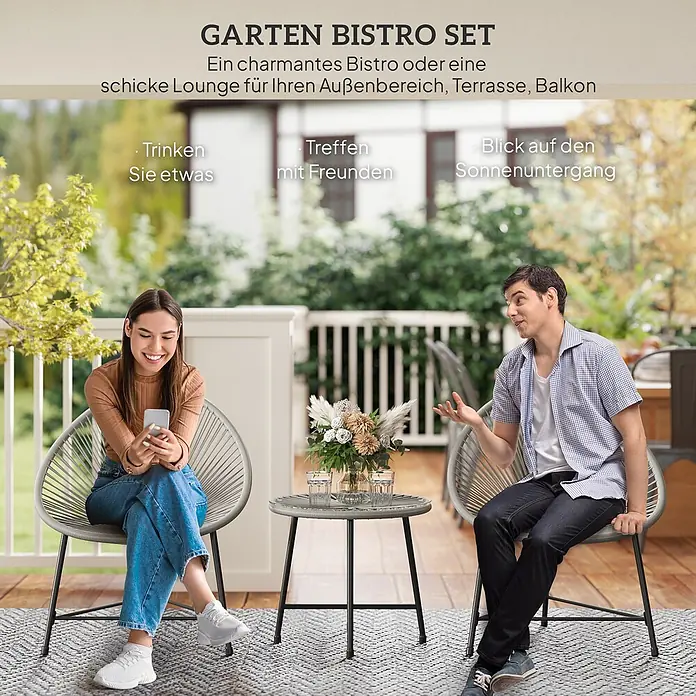 Outsunny Loungemöbel-Set - PE-Rattan, Grau - Graues Bistroset aus Geflecht mit zwei Stühlen und einem Tisch, von zwei Personen auf einer Terrasse genutzt.