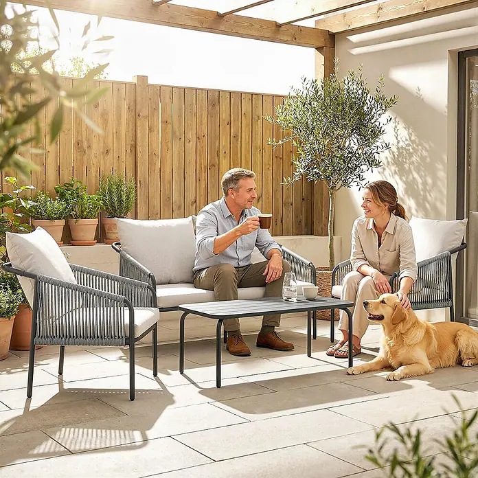 Outsunny Loungemöbel-Set mit Tisch - 4 -tlg., PE-Rattan, Khaki - Outdoor-Loungeset mit grauen Seilstühlen, Sofa und Couchtisch auf einer Terrasse, genutzt von einem Paar und Hund.