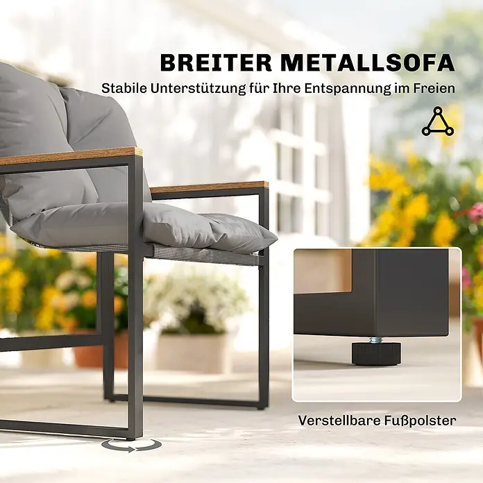 Outsunny Loungemöbel-Set - Grau - Dunkelgraues Metall-Outdoor-Sofa mit Holzarmlehnen, grauen Kissen und verstellbaren Fußpolstern auf einer Terrasse.