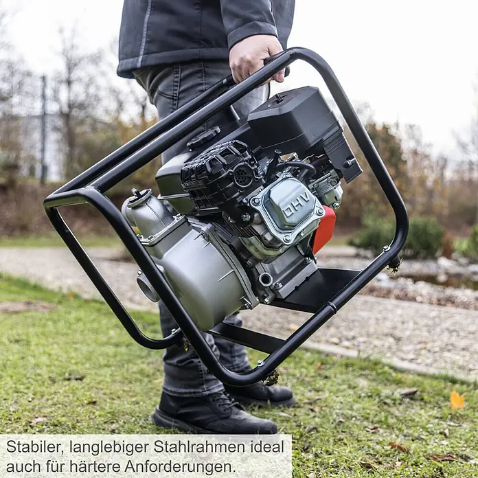 Scheppach Benzin-Pumpe PWP32 - 3,9 kW, Max. Fördermenge: 32.000 l/h - Tragbare Wasserpumpe mit robustem schwarzem Stahlrahmen und silbernem Pumpenaggregat, getragen von einer Person.