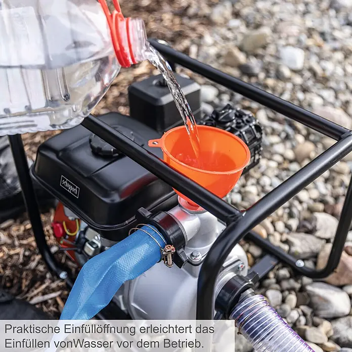 Scheppach Benzin-Pumpe PWP32 - 3,9 kW, Max. Fördermenge: 32.000 l/h - Wasser wird über einen orangefarbenen Trichter in eine schwarze und silberne Wasserpumpe mit blauem Schlauch zum Befüllen gegossen.