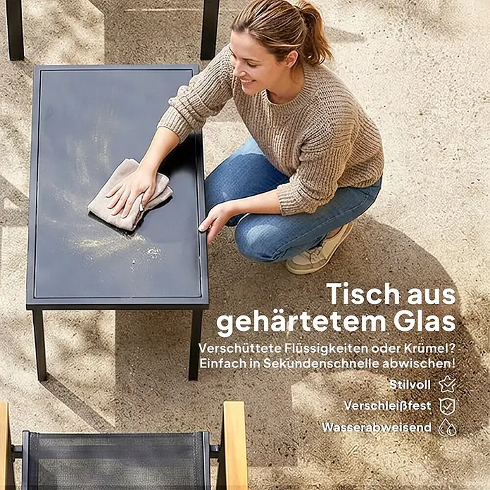 Outsunny Loungemöbel-Set - Texteline, Schwarz - Dunkelgrauer Tisch aus gehärtetem Glas, von einer Frau abgewischt.
