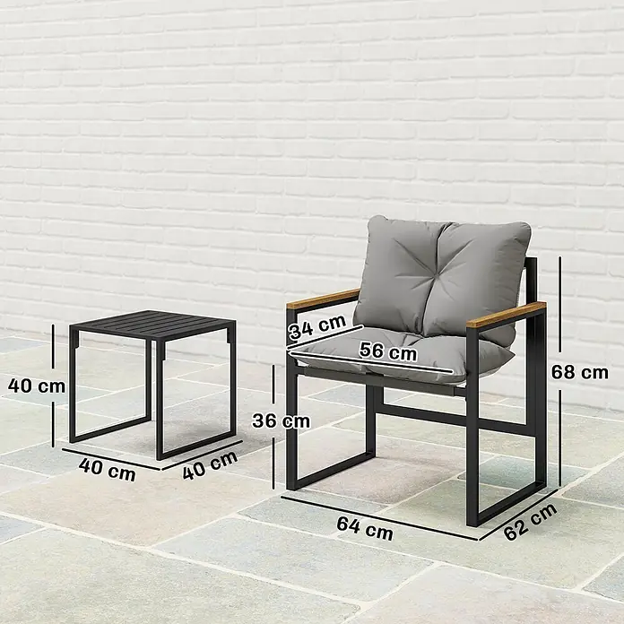 Outsunny Loungemöbel-Set - Grau - Schwarzer Metall-Gartensessel mit grauen Kissen und Holzarmlehnen, daneben ein passender schwarzer Metall-Beistelltisch mit Maßen.