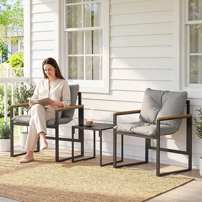 Outsunny Loungemöbel-Set - Grau - Gartenset aus dunkelgrauem Metall mit Holzarmlehnen und grauen Kissen, von einer lesenden Frau genutzt.