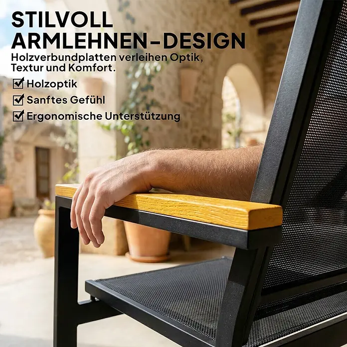 Outsunny Loungemöbel-Set - Texteline, Schwarz - Schwarzer Outdoorstuhl mit Holzoptik-Armlehnen, ein Arm ruht bequem.