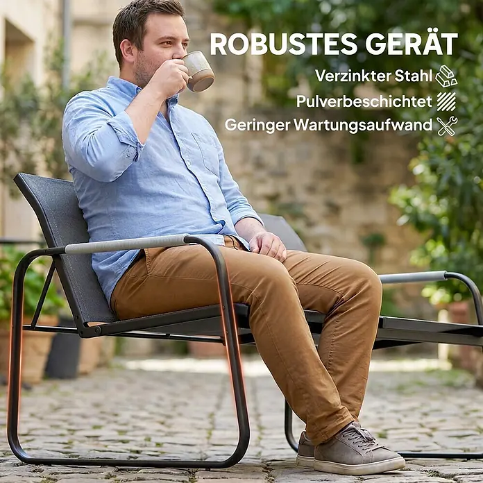 Outsunny Loungemöbel-Set - Verzinkter Stahl, Netzstoff, Grau - Dunkelgrauer Lounge-Stuhl aus pulverbeschichtetem verzinktem Stahl mit grauem Stoff, der von einem Mann im Freien genutzt wird.