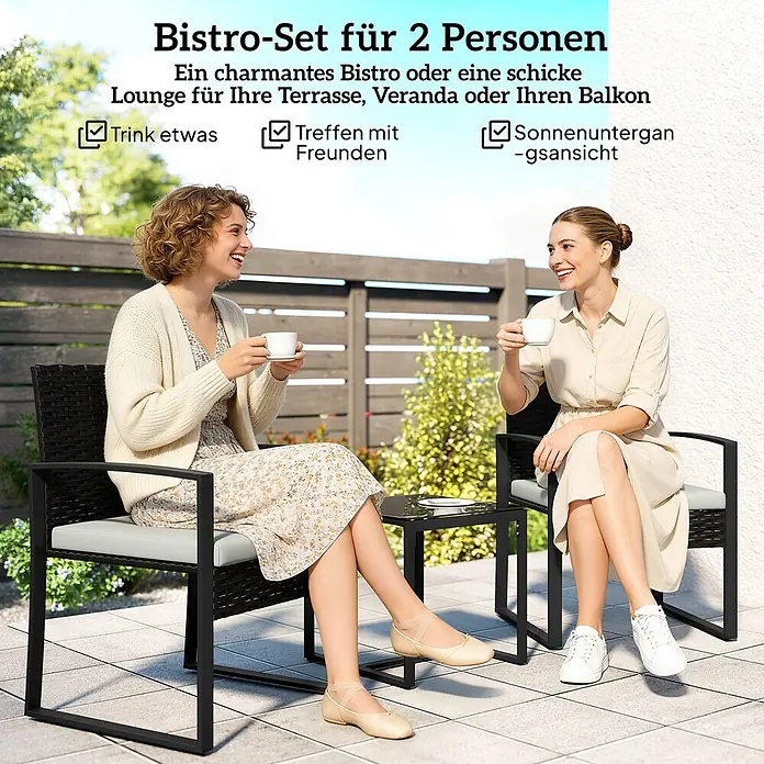 Outsunny Loungemöbel-Set - PE-Rattan, Cremeweiß - Bistro-Set für 2 Personen, schwarzes Rattan mit Metallrahmen und helle Kissen, auf einer Terrasse genutzt.