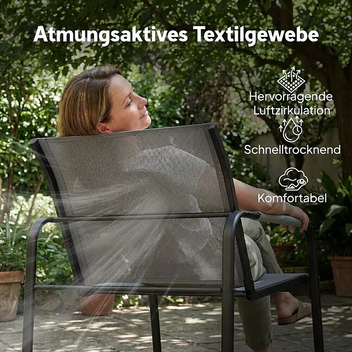 Outsunny Loungemöbel-Set - Verzinkter Stahl, Netzstoff, Grau - Dunkelgrauer Outdoor-Stuhl aus atmungsaktivem Textilgewebe, mit einer Frau, die bequem darin im Freien entspannt.
