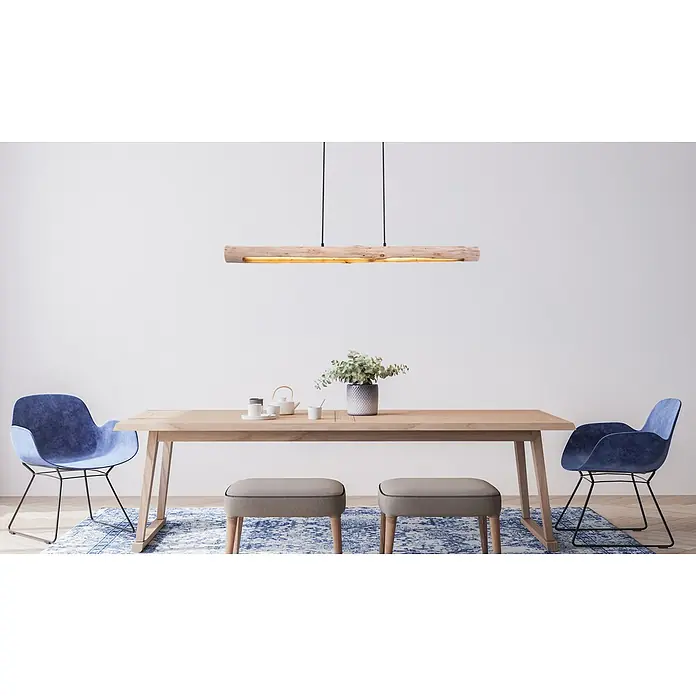 Globo LED-Pendelleuchte Tulivar - 25 W, L x B x H: 1.200 x 80 x 1.500 mm - Eine rustikale Pendelleuchte aus Holzstamm mit warmer Innenbeleuchtung über einem modernen Esstisch.
