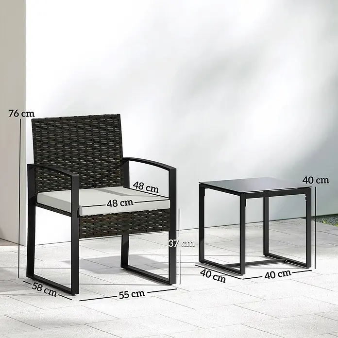 Outsunny Loungemöbel-Set - PE-Rattan, Cremeweiß - Ein dunkelbrauner Rattansessel für draußen mit hellem Kissen und schwarzem Metallrahmen, daneben ein passender schwarzer Beistelltisch mit dunkler Glasplatte.
