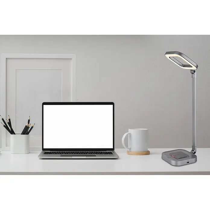 Globo LED-Tischleuchte Monaco - 8 W, L x B x H: 43 x 14,5 x 58 cm, Grau - Moderne silberne Schreibtischlampe mit geometrischem Leuchtkopf und Bedienelementen am Fuß, auf einem Schreibtisch beleuchtet.