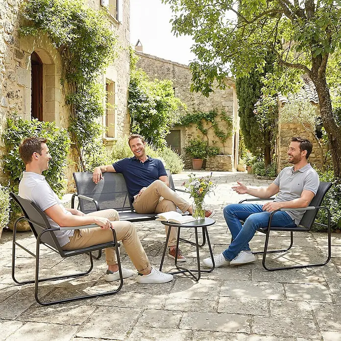 Outsunny Loungemöbel-Set - Verzinkter Stahl, Netzstoff, Grau - Drei Männer sitzen auf dunkelgrauen Gartenstühlen und einer Bank um einen kleinen Tisch in einem sonnigen Hof.