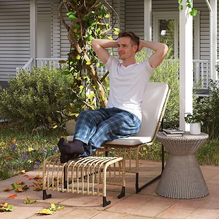 Outsunny Loungemöbel-Set - PE-Rattan, Cremeweiß - Loungesessel aus Naturrattan mit weißem Kissen und passendem Hocker für den Außenbereich.