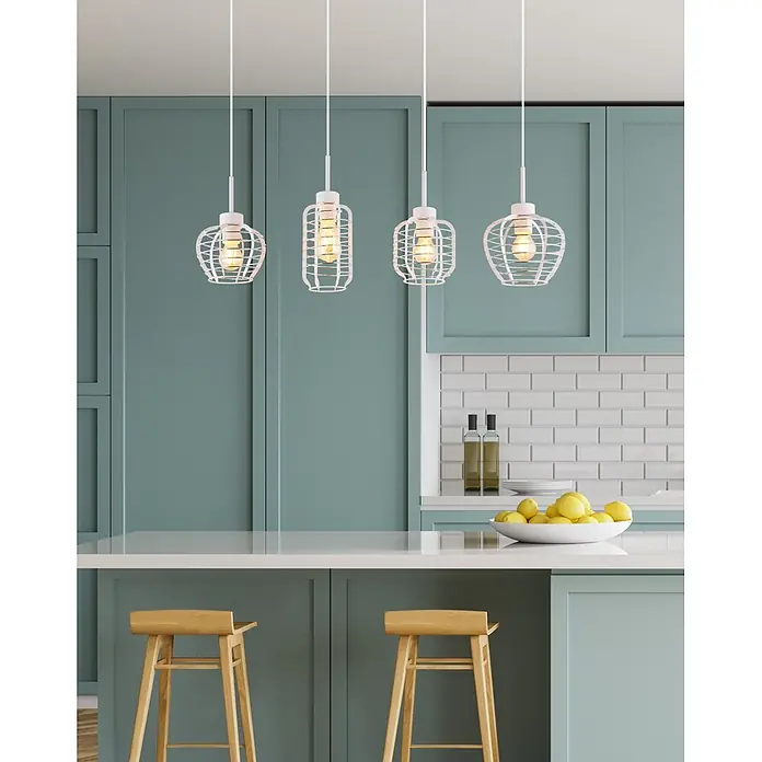 Globo Pendelleuchte Nesa - 60 W, L x B x H: 900 x 205 x 1.200 mm - Vier weiße Pendelleuchten mit Käfigdesign hängen über einer Kücheninsel und spenden warmes Licht.