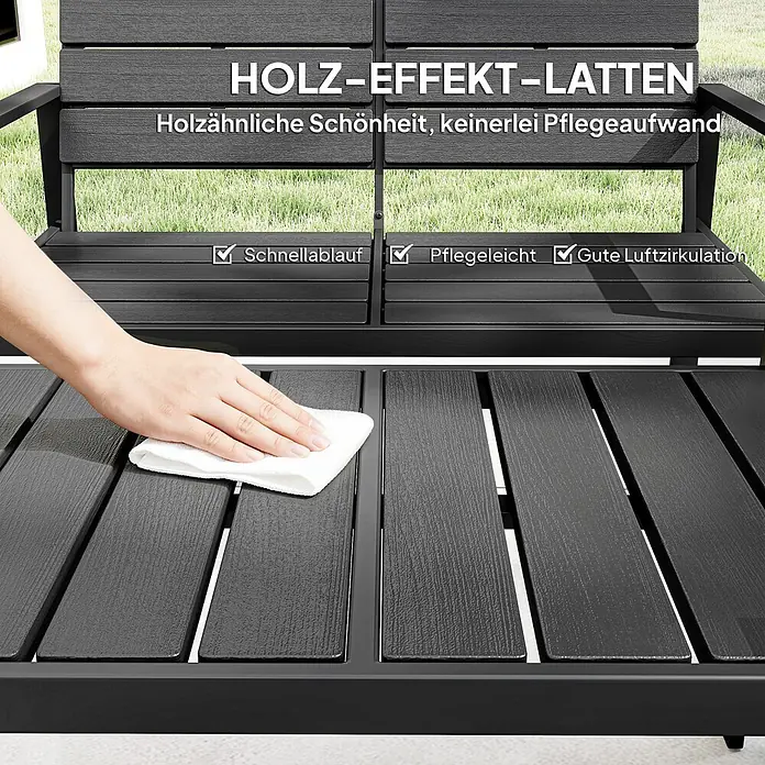 Outsunny Loungemöbel-Set - Polyethylen hoher Dichte (PE‑HD), Schwarz - Dunkelgraue Outdoor-Möbeloberfläche mit Holz-Effekt-Latten wird von einer Hand gereinigt, was die Pflegeleichtigkeit betont.