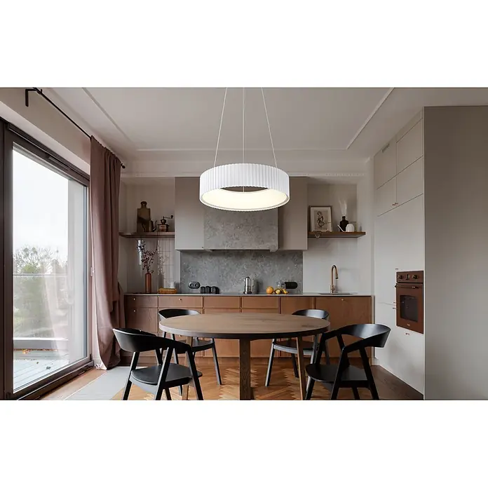 Globo LED-Pendelleuchte rund Kemp - 45 W, Ø x H: 460 x 1.200 mm, Warmweiß - Weiße runde Pendelleuchte mit gerippter Textur, beleuchtet einen Holztisch in einer modernen Küche.