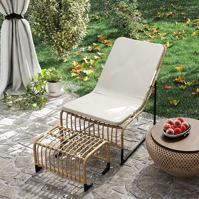 Outsunny Loungemöbel-Set - PE-Rattan, Cremeweiß - Outdoor-Loungesessel aus Rattan und schwarzem Metall mit weißem Kissen und Ottomane, daneben ein Rattan-Beistelltisch auf einer Terrasse.