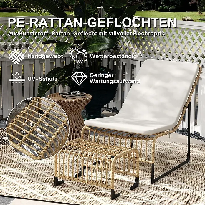 Outsunny Loungemöbel-Set - PE-Rattan, Cremeweiß - Hellbrauner PE-Rattan Outdoor-Loungesessel und Ottoman mit weißen Kissen auf einer Terrasse.