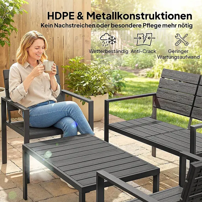 Outsunny Loungemöbel-Set - Polyethylen hoher Dichte (PE‑HD), Schwarz - Dunkelgraue Gartenmöbel aus HDPE und Metall (Stuhl, Bank, Couchtisch) auf einer sonnigen Terrasse, eine Frau sitzt auf dem Stuhl.