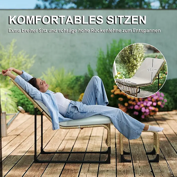 Outsunny Loungemöbel-Set - PE-Rattan, Cremeweiß - Gemütlicher Loungesessel mit beigem Kissen, auf dem eine Frau entspannt. Maße: 65 cm Sitztiefe, 55 cm Rückenhöhe.