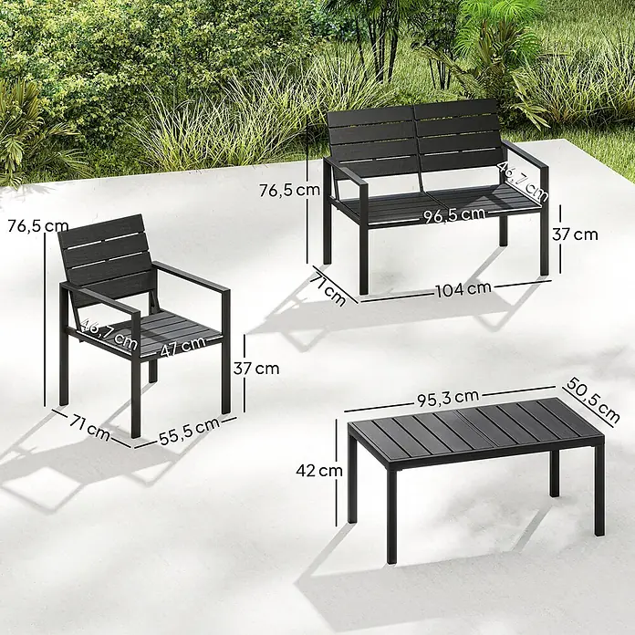 Outsunny Loungemöbel-Set - Polyethylen hoher Dichte (PE‑HD), Schwarz - Dunkelgraue Lamellen-Gartenmöbelgarnitur (Stuhl, Bank, Tisch) mit Maßen, auf einer Außenterrasse.