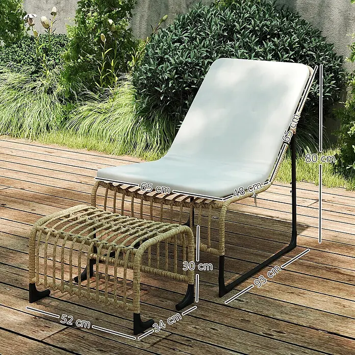 Outsunny Loungemöbel-Set - PE-Rattan, Cremeweiß - Rattan-Loungesessel mit weißem Kissen und passendem Hocker auf Holzterrasse.