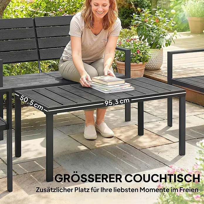 Outsunny Loungemöbel-Set - Polyethylen hoher Dichte (PE‑HD), Schwarz - Schwarzer Outdoor-Couchtisch mit Lamellenstruktur, 95,3 cm lang und 50,5 cm breit, auf einer Terrasse mit Büchern.