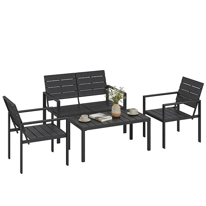 Outsunny Loungemöbel-Set - Polyethylen hoher Dichte (PE‑HD), Schwarz - Dunkelgraue Gartenmöbel-Garnitur: zwei Stühle, eine Zweisitzer-Bank und ein Couchtisch mit Vase und Tassen.