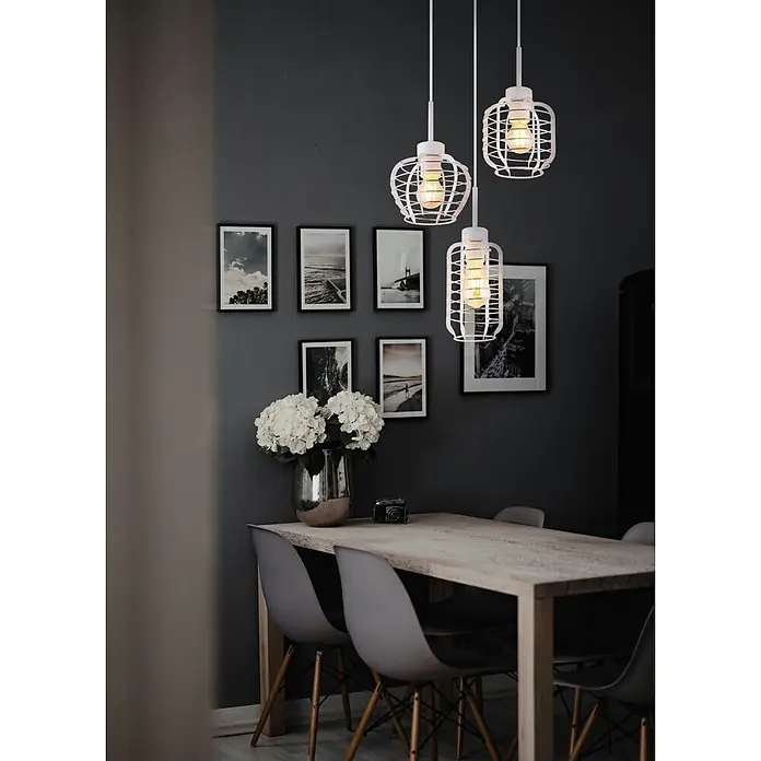 Globo Pendelleuchte Nesa - 60 W, Ø x H: 375 x 1.200 mm - Drei weiße Käfig-Pendelleuchten mit freiliegenden Glühbirnen beleuchten einen rustikalen Holzesstisch.