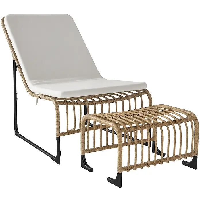Outsunny Loungemöbel-Set - PE-Rattan, Cremeweiß - Chaiselongue und Hocker aus Naturrattan mit weißen Kissen und schwarzen Metallfüßen.