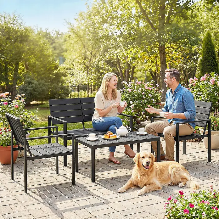 Outsunny Loungemöbel-Set - Polyethylen hoher Dichte (PE‑HD), Schwarz - Dunkelgraue Lamellen-Outdoor-Sitzgruppe (Tisch, 2 Stühle, Bank) zum Entspannen, genutzt von Paar und Hund.