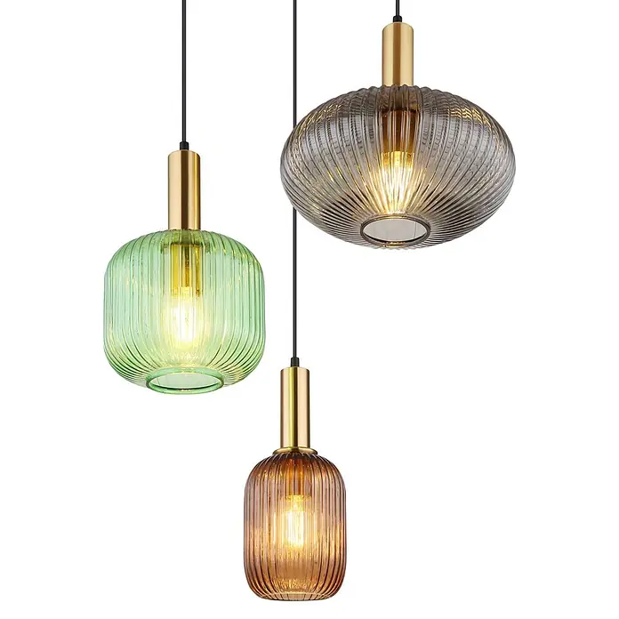 Globo Pendelleuchte Tulivar - Höhe: 1.300 mm, 60 W - Drei Hängelampen mit geriffelten Glasschirmen in Grün, Grau und Bernstein, mit messingfarbenen Beschlägen.
