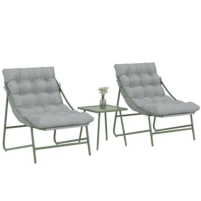 Outsunny Loungemöbel-Set - Hellgrau - Zwei moderne, grün gerahmte Outdoor-Loungesessel mit grauen gepolsterten Kissen flankieren einen kleinen grünen Beistelltisch mit Blumen.