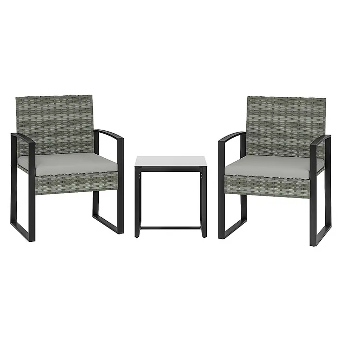 Outsunny Loungemöbel-Set - PE-Rattan, Hellgrau - Dreiteiliges Patio-Set: zwei graue Flechtstühle mit hellgrauen Kissen und ein Beistelltisch mit schwarzem Rahmen und weißer Platte.