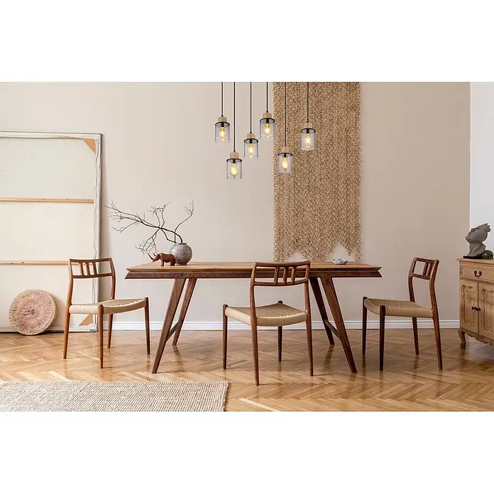 Globo Pendelleuchte Reid - 15 W, L x B x H: 62 x 18 x 120 cm, Natur, Schwarz, E27 - Esstisch und passende Stühle aus Holz mit geflochtenen Sitzen in einem stilvollen Esszimmer.