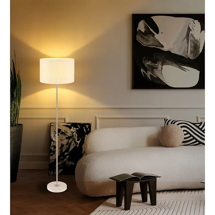 Globo Stehleuchte Deleon - 60 W, E27, Ø x H: 400 cm x 1.590 mm - Weiße Stehleuchte mit cremefarbenem Schirm und silberner Stange in modernem Wohnzimmer, spendet warmes Licht.