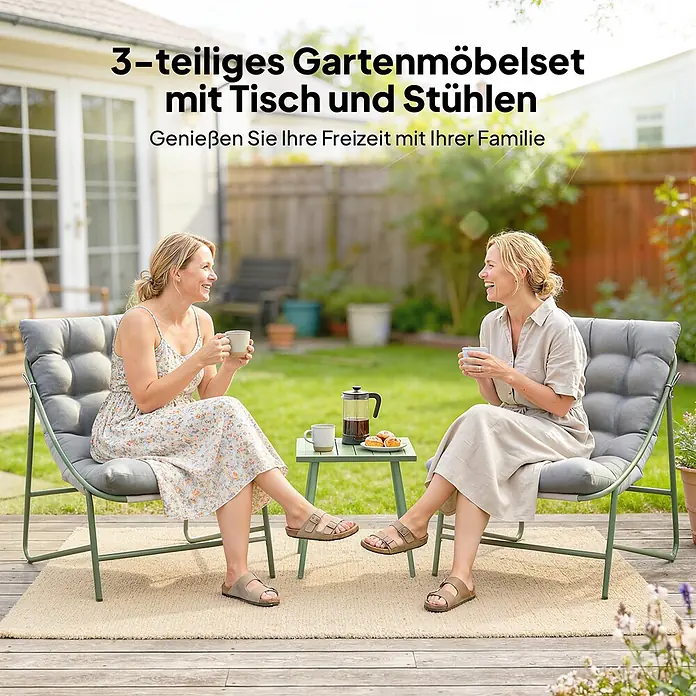 Outsunny Loungemöbel-Set - Hellgrau - Zwei Frauen entspannen auf einem 3-teiligen grünen und grauen Gartenmöbelset mit zwei Stühlen und einem kleinen Tisch auf einer Holzterrasse.