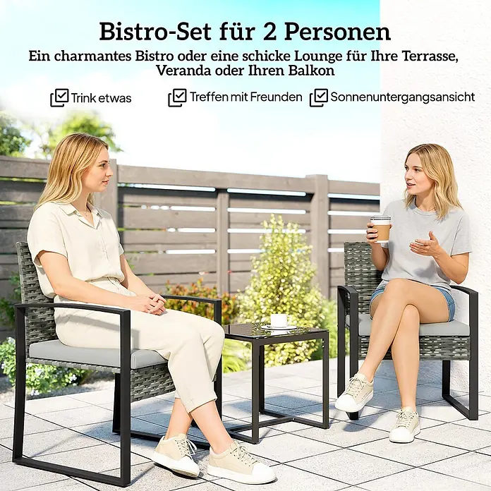Outsunny Loungemöbel-Set - PE-Rattan, Hellgrau - Bistro-Set mit zwei dunkelgrauen Rattanstühlen mit hellgrauen Kissen und einem schwarzen Metalltisch mit Glasplatte, im Freien von zwei Personen genutzt.