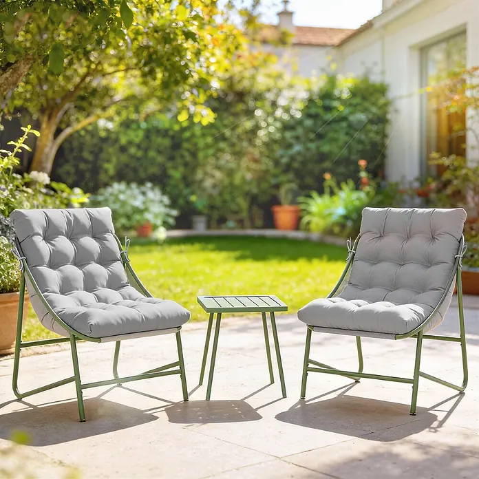 Outsunny Loungemöbel-Set - Hellgrau - Zwei grüne Metall-Gartenstühle mit hellgrauen Kissen und passendem Beistelltisch auf sonniger Terrasse, bereit zur Entspannung.