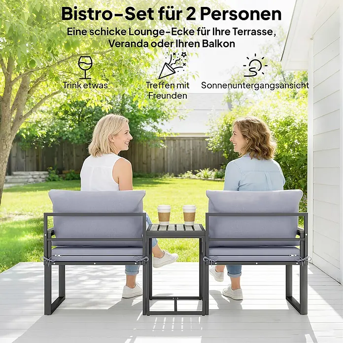 Outsunny Loungemöbel-Set - Grau - Bistro-Set für 2 Personen mit dunklen Metallstühlen, grauen Kissen und einem kleinen Lamellentisch. Zwei Frauen entspannen auf der Terrasse.